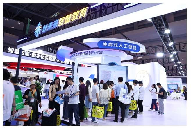 大模型如何改变教育？实探教育装备展好未来展台(图2)