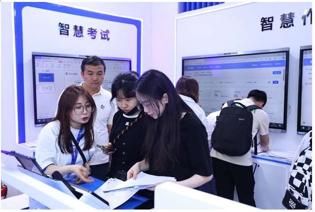 大模型如何改变教育？实探教育装备展好未来展台(图5)