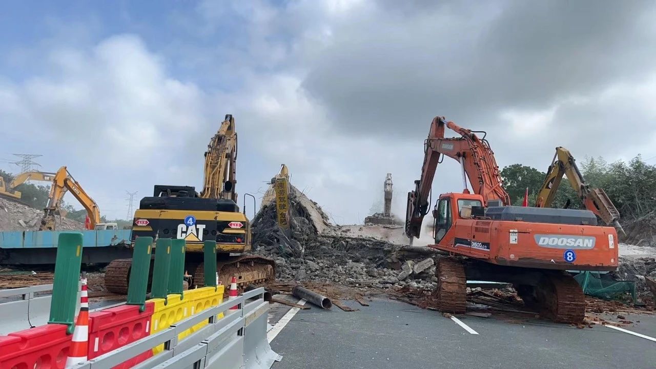 微柏软件智慧赋能京港澳高速湖北段“五桥同爆”83座天桥门架一次性集中拆除(图5)