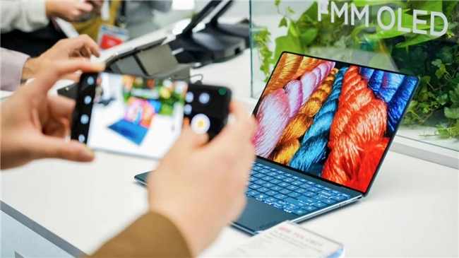 TCL携新品新身份亮相MWC2025：彩墨护眼与屏下摄像技术成亮点(图2)