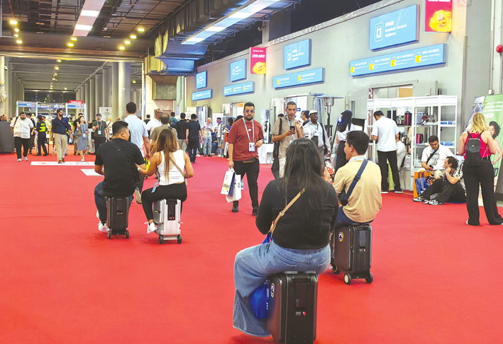 广交会“神器”引来疯抢外商骑行李箱满场飞奔中国卷尺凭“不塌软”卖高价……