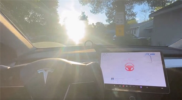 解决“强光致盲”问题特斯拉新专利给摄像头装“电动墨镜”